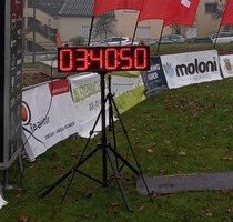 Reloj de meta en el arco de llegada de un trail